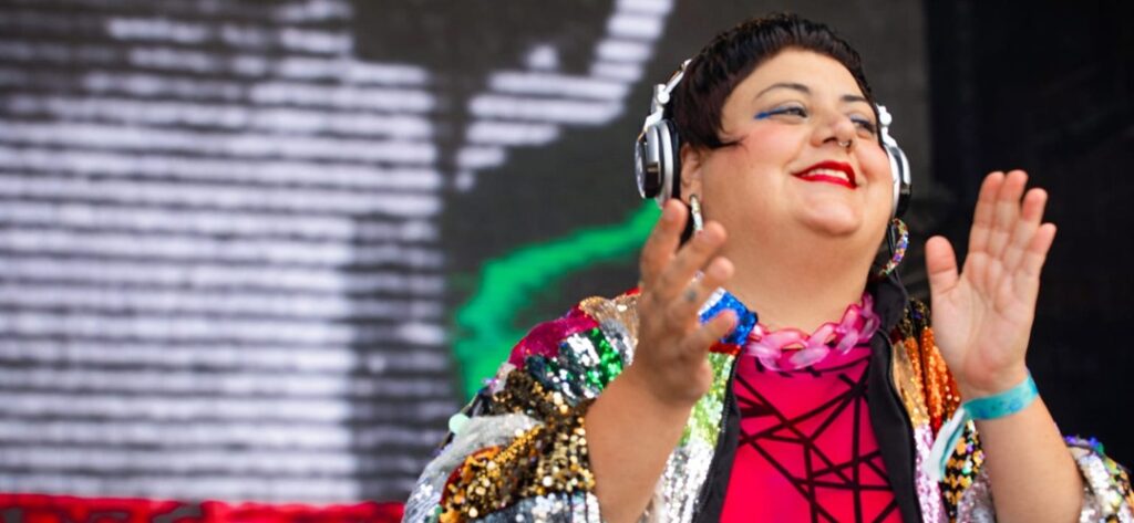 Flávia durante em entrevista e playlist para o deepbeep