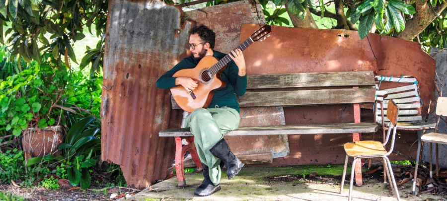 Luizga em entrevista e playlist para o deepbeep sobre música, espiritualidade, deslocamento, coletividade e a ideia de devoção.