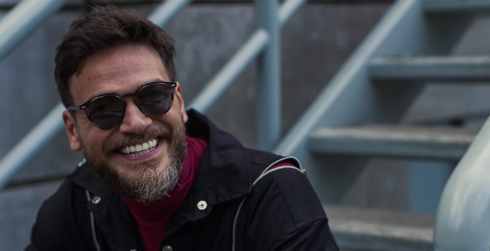 Emilio Dantas em entrevista e playlist para o deepbeep sobre música, atuação e a relação entre emoção e interpretação.