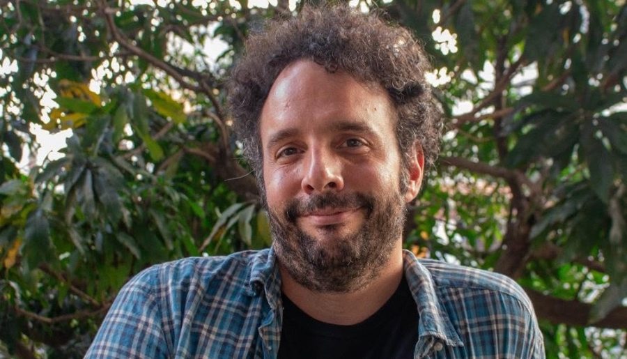 Alexandre Matias durante entrevista ao deepbeep sobre música, curadoria e a playlist O Que Sobra do Excesso.