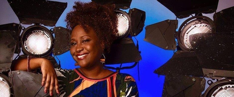 Retrato de Sabrina Fidalgo para o deepbeep durante playlist e entrevista sobre cinema, imagem, imaginação e as histórias que moldam a maneira como percebemos a realidade.