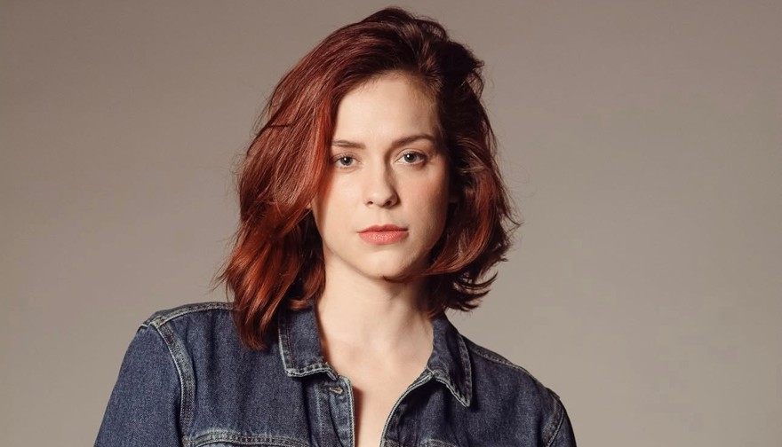 Sophia Abrahão durante entrevista ao deepbeep sobre música, amadurecimento e a playlist As Músicas que Continuaram Acompanhando.