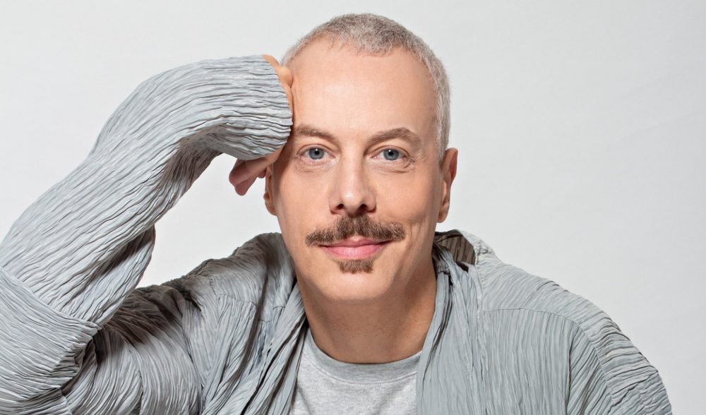 Guilherme Weber em retrato para o deepbeep durante entrevista e playlist sobre teatro, música e literatura.
