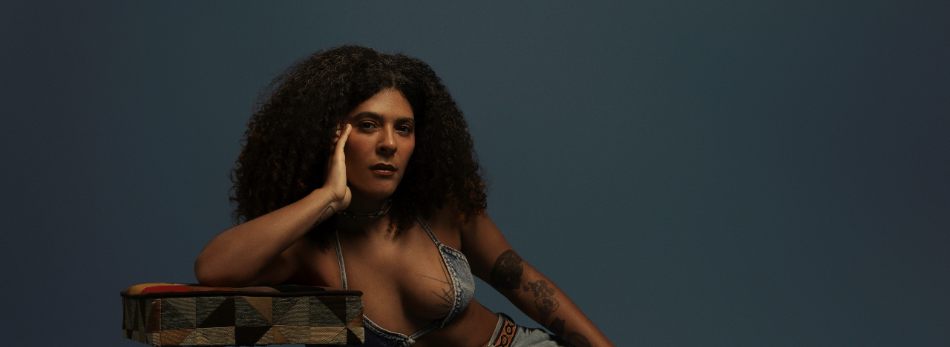 Foto de Josyara em entrevista ao deepbeep sobre composição, violão, processo criativo, escuta e playlist exclusiva.