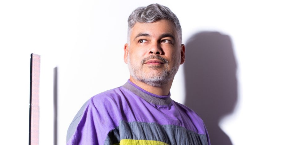 Leo Janeiro em retrato para o deepbeep durante entrevista e playlist sobre música eletrônica, comunidade e cultura de pista.