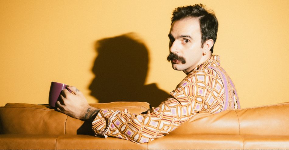 Retrato do cantor e compositor Rodrigo Alarcon para entrevista do deepbeep sobre amor, música e composição.