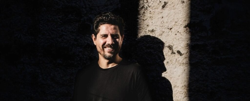 Foto de Gabriel Cevallos em entrevista e playlist para o deepbeep.