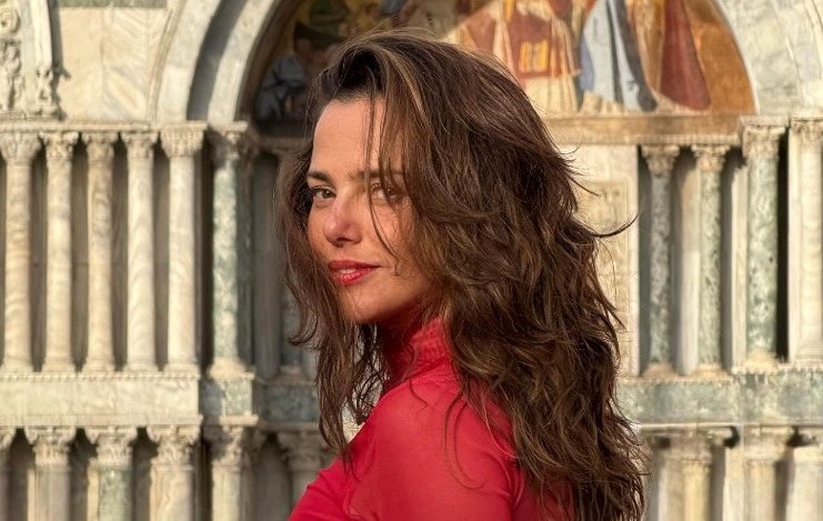 Natallia Rodrigues fala sobre curiosidade, teatro, música e as experiências artísticas que continuam produzindo encontros muito depois de terminarem. Entrevista e playlist no deepbeep.
