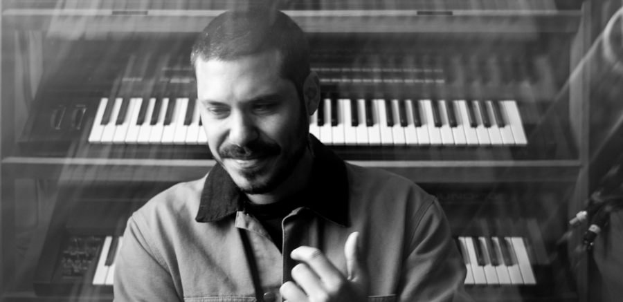 Foto de Iuri Rio Branco em entrevista ao deepbeep em que fala sobre o difícil trabalho de fazer uma música soar como ninguém além de quem a fez.