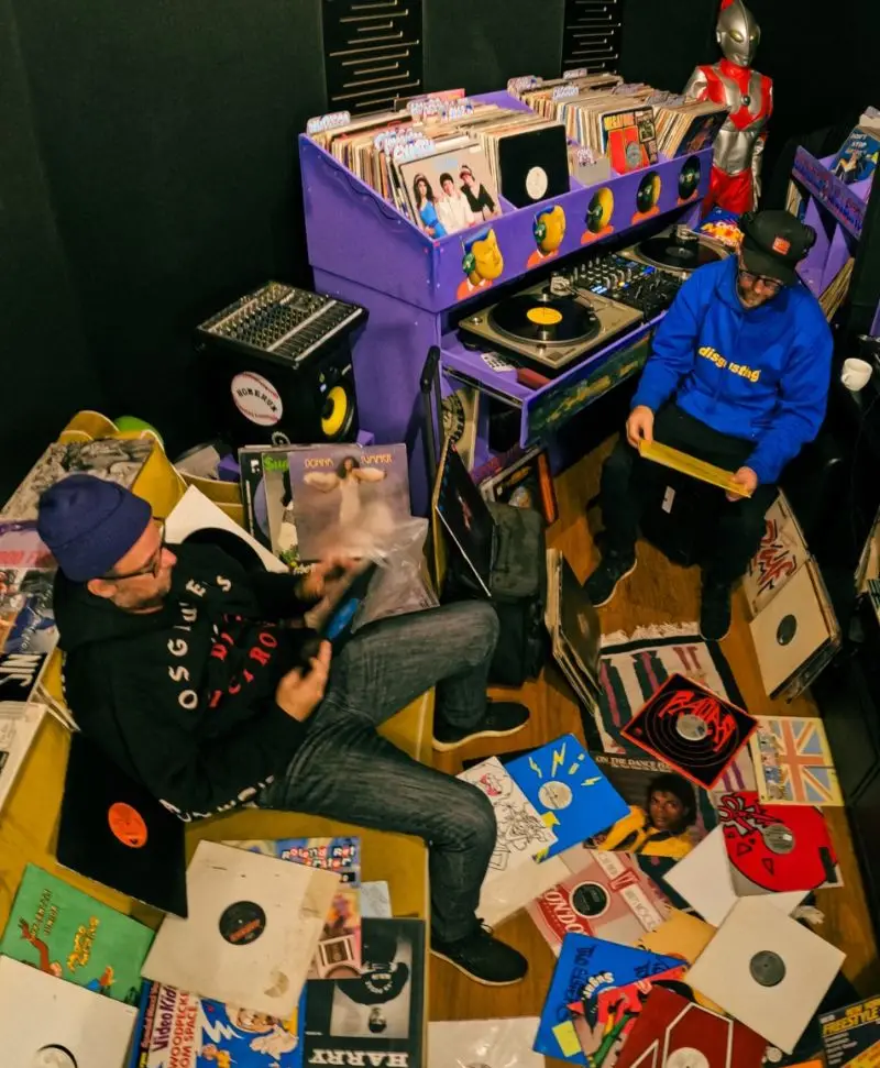 OSGEMEOS em foto para entrevista para o deepbeep