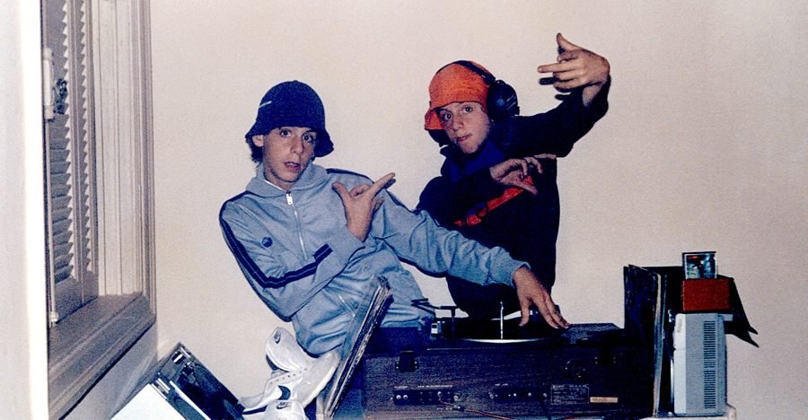 OSGEMEOS falam sobre criar juntos desde a infância, as influências que alimentam o trabalho e as músicas reunidas na playlist Entre Nós, do deepbeep.
